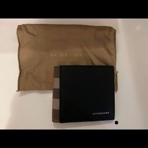 Authentic BURBERRY men’s wallet new whit tags
